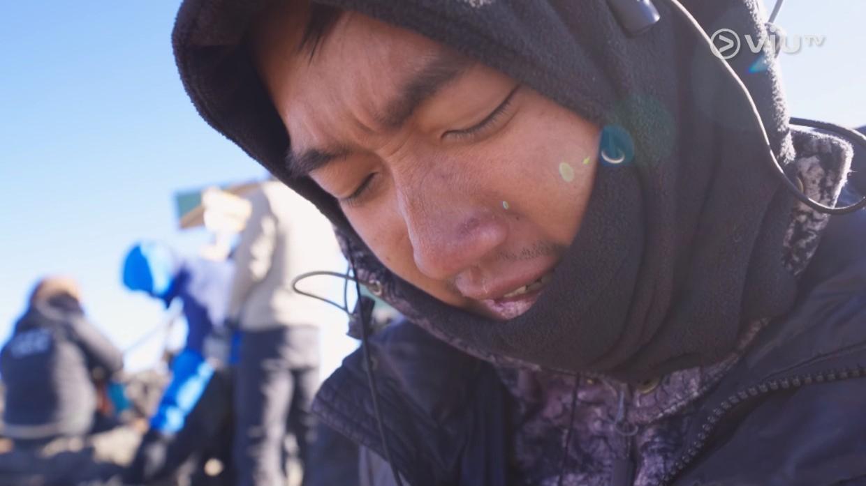 Sunny Rain P登頂後,感觸泛淚光。(《無制限探險隊》截圖)