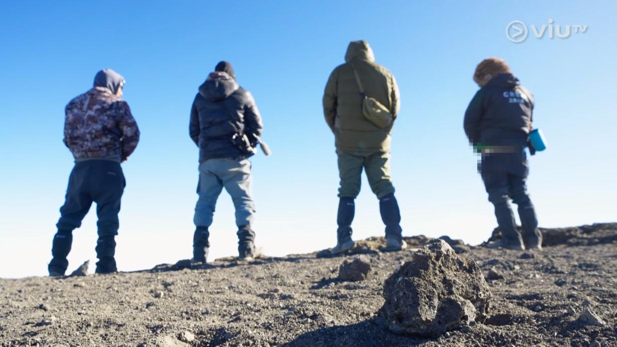 《無制限探險隊》登山四猛男,搞笑地在山頂小便。(截圖)