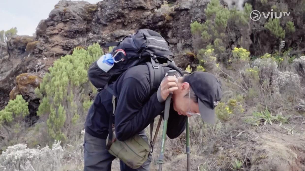 Agent L曾感舉步為艱,靠意志力撐住。《無制限探險隊》截圖)