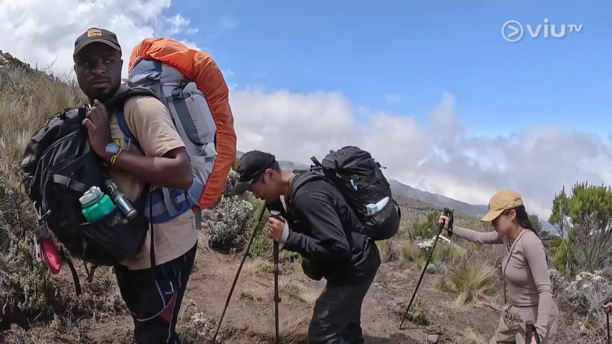 咖喱和Agent 撑著手仗,跟著導遊一步一步走。