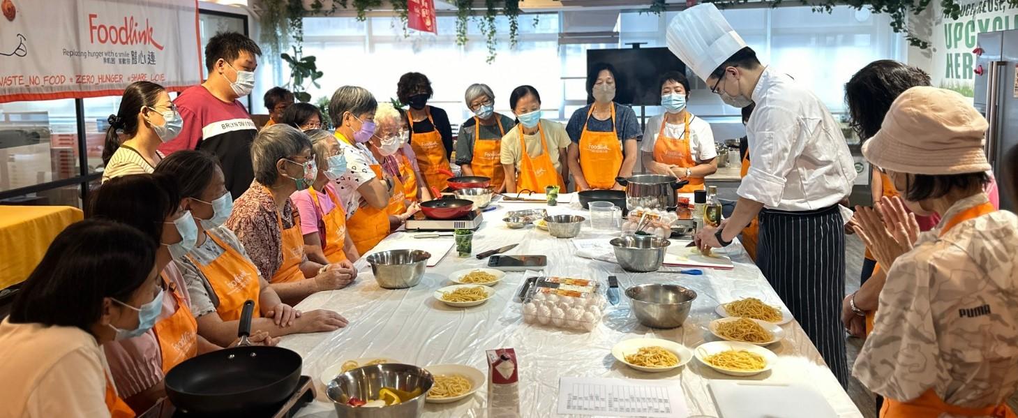 Foodlink Foundation膳心連基金以新紀元捐贈的雞蛋為主要食材,開辦長者烹飪班。