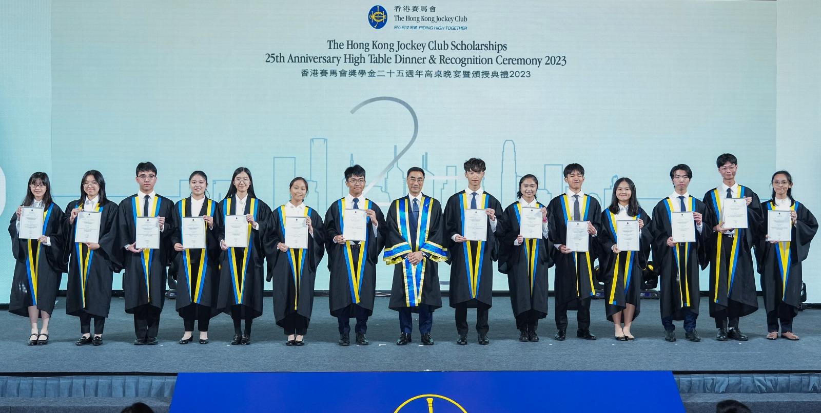 香港賽馬會主席利子厚(中)與香港賽馬會主席卓越獎學金得主合照。
