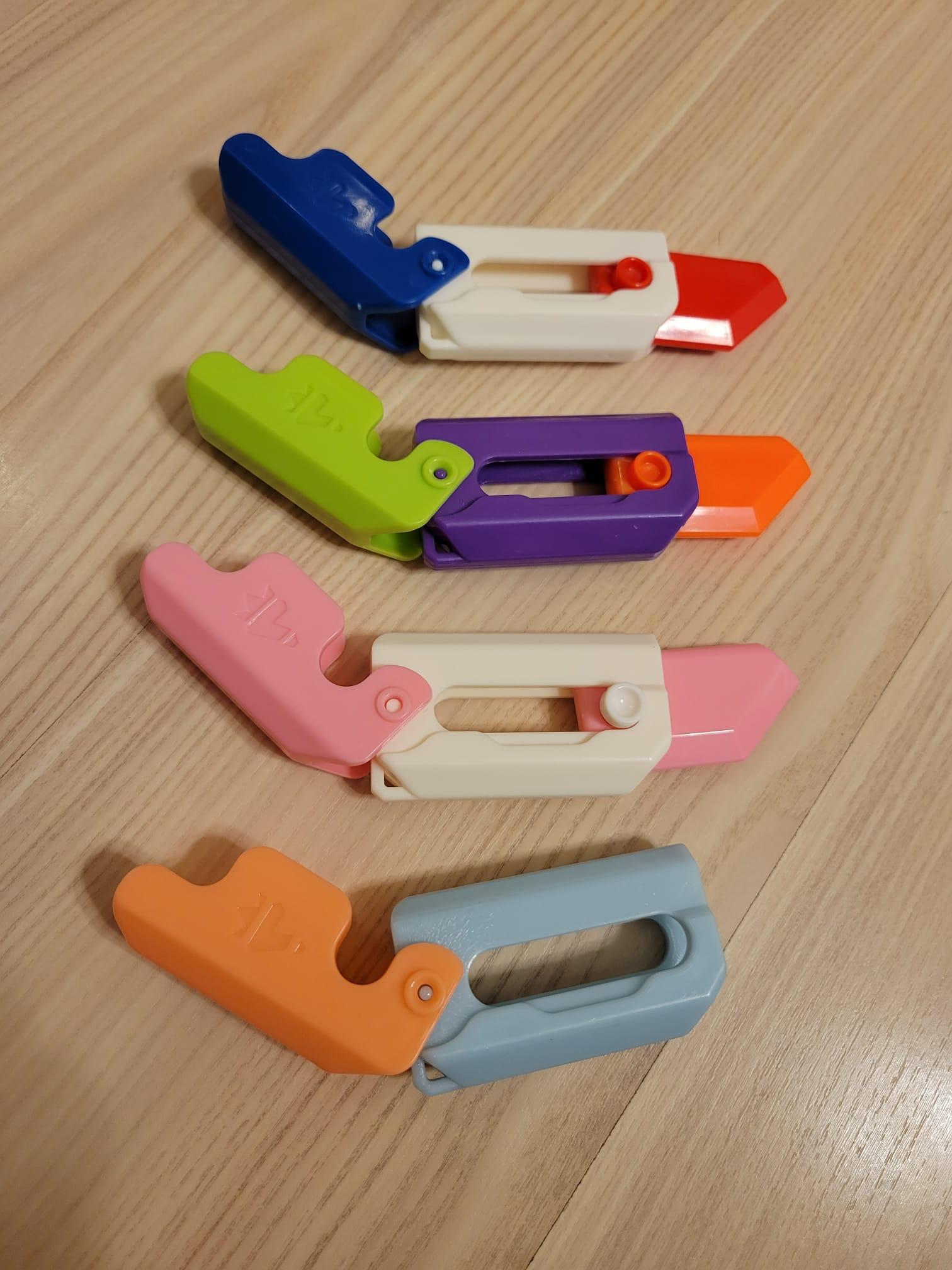 內地中小學近期流行一種玩具,是從抖音開始爆紅的「蘿蔔刀」。(《am730》記者攝)