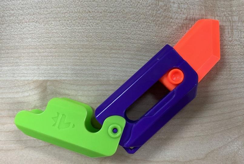 抖音爆紅「蘿蔔刀」激發暴力傾向 禁入廣東校園 本港店鋪有售