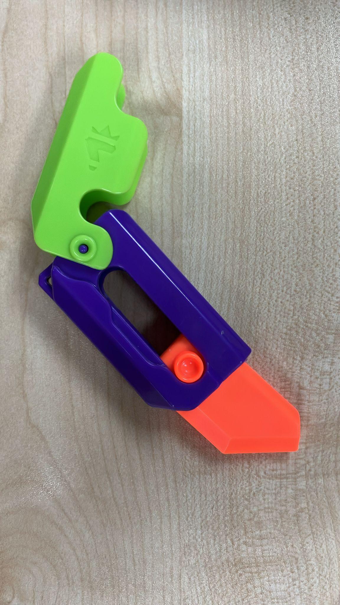 內地中小學近期流行一種玩具,是從抖音開始爆紅的「蘿蔔刀」。(《am730》記者攝)