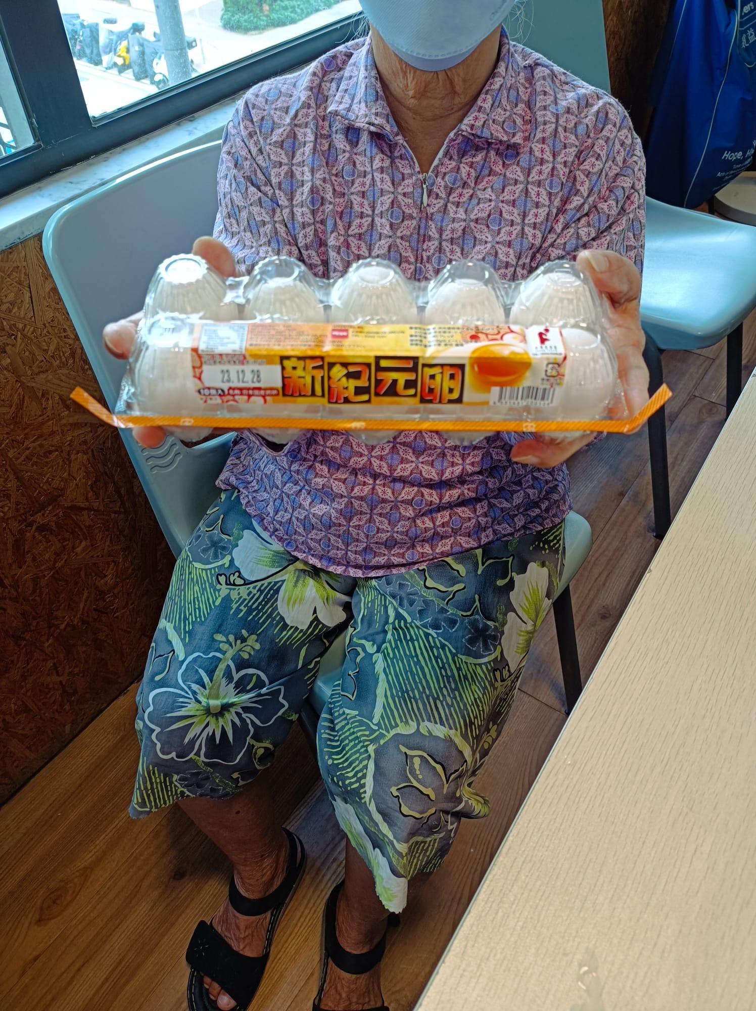 新紀元愛心贈「卵」活動中派贈新紀元雞蛋