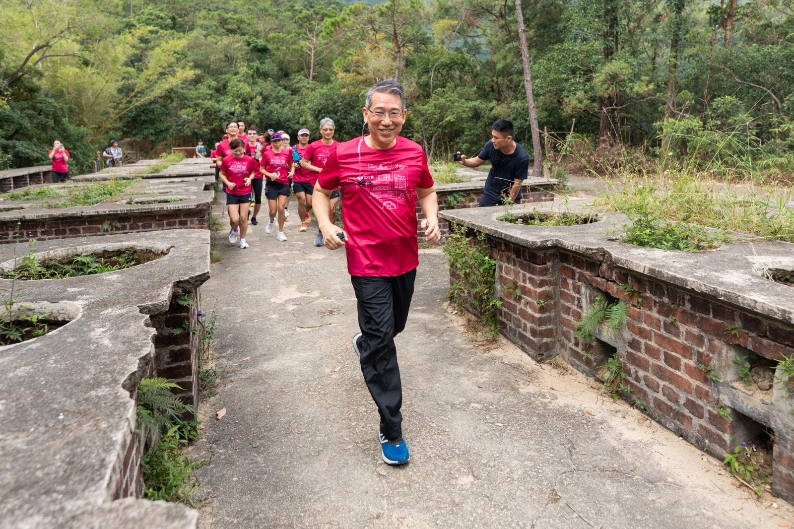 跑手途經筲箕灣一系列的戰時遺蹟 和具本土特色的歷史建築。