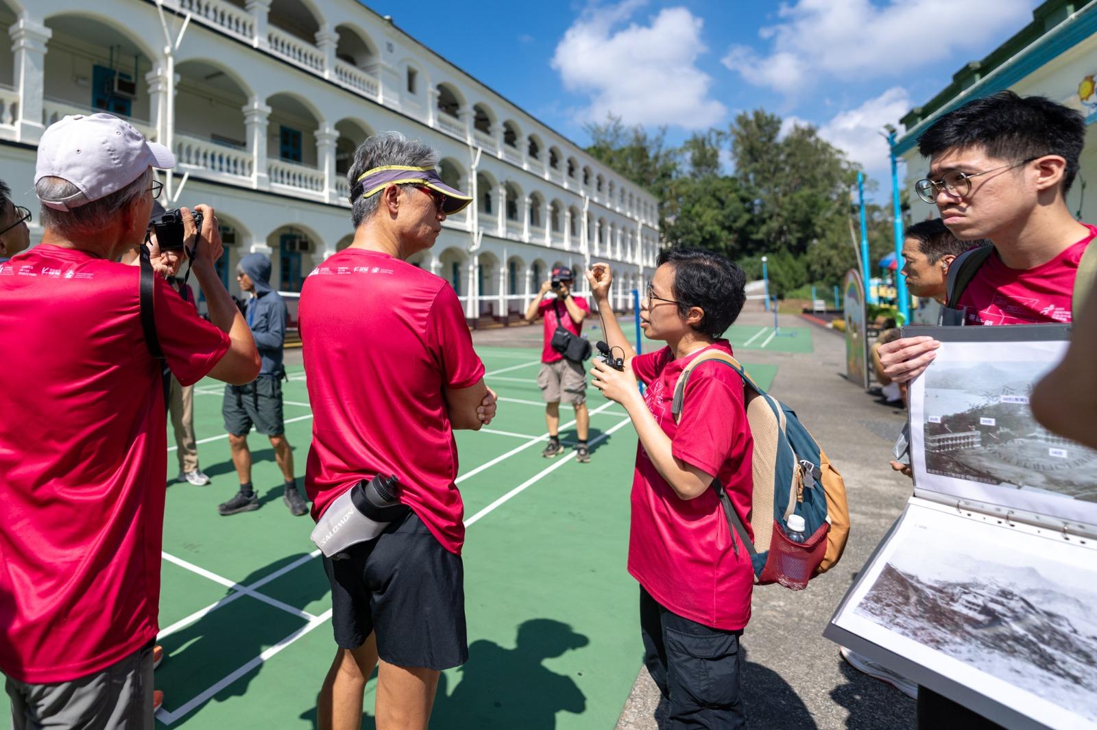 跑手們參觀與香港共渡百年歷史的 前鯉魚門軍營。
