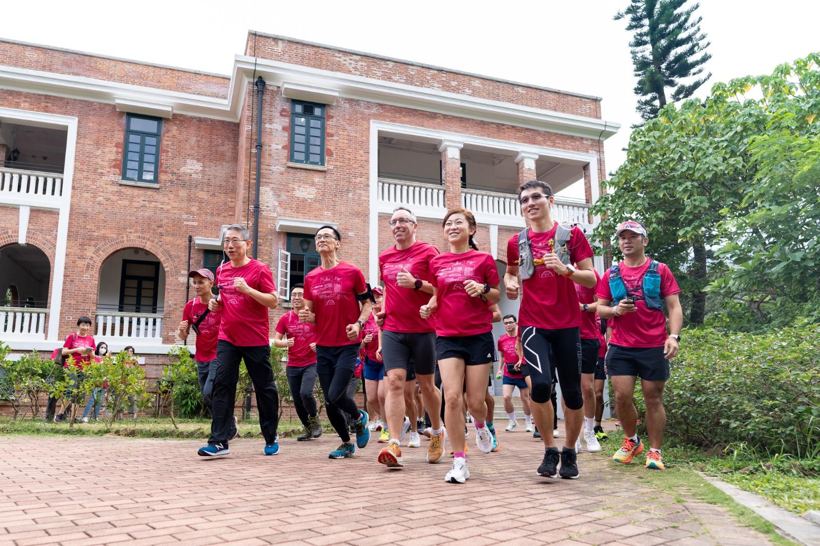一眾嘉賓跑手於太古林邊屋開跑, 為東區文化飛步遊揭開序幕。