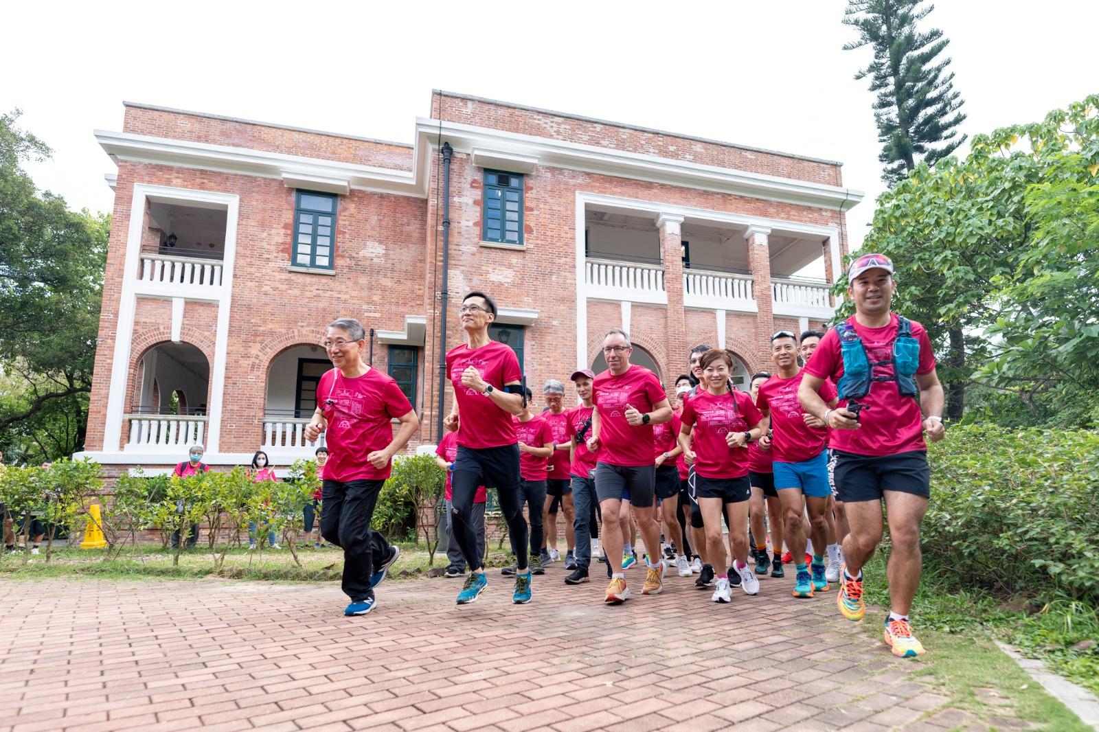 一眾嘉賓跑手於太古林邊屋開跑, 為東區文化飛步遊揭開序幕。