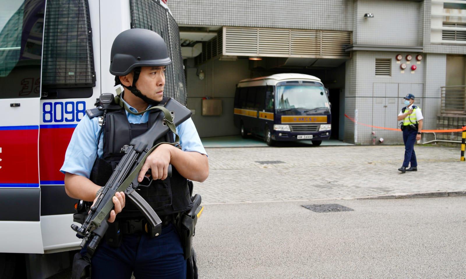 1991年深水埗錶行劫殺案,警方押送男疑犯到庭,多名警員荷槍實彈戒備