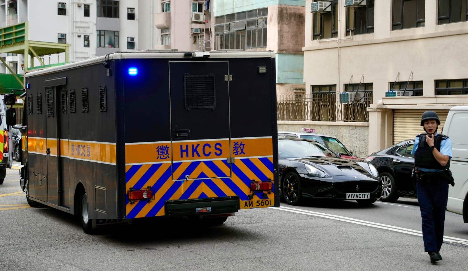 1991年深水埗錶行劫殺案,警方押送男疑犯到庭,多名警員荷槍實彈戒備