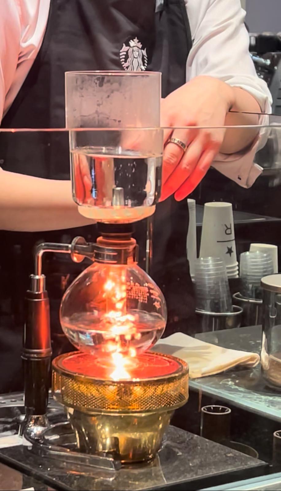 「虹吸」於 1830 年代已經出現,這種沖調方法利用壓 力,真空萃取咖啡,整個過程複雜卻極具觀賞價值。虹吸 糅合了咖啡藝術與科學的魅力,為咖啡愛好者帶來優雅的視覺享受。 風味:口感細滑,風味醇厚。