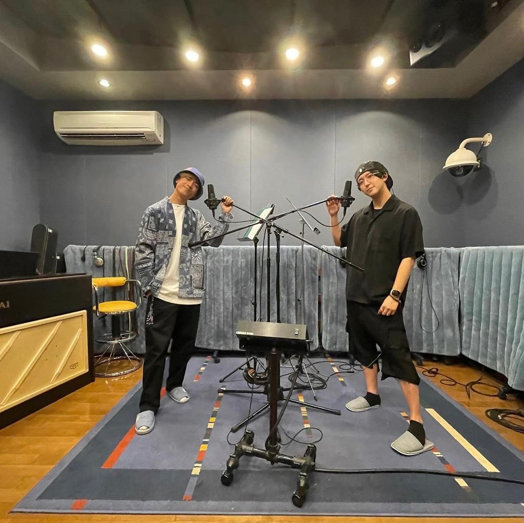 高瀨統在IG分享與AK錄唱新歌《白愛》(HAKUAI)的合照。