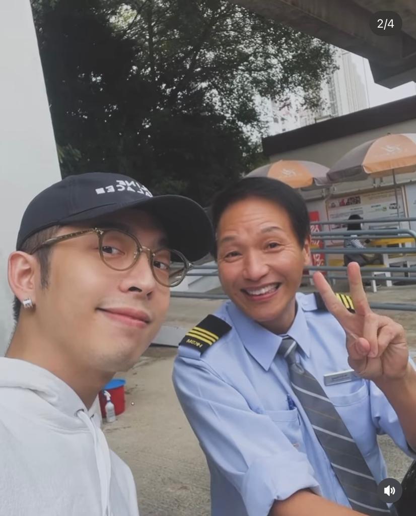 Edan與教車師傅合照,笑言阿Sir比他更緊張。