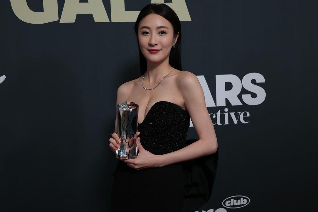 林夏薇以一身黑色超低胸晚裝往美國出席影展,領取亞洲年度最佳影視大獎。