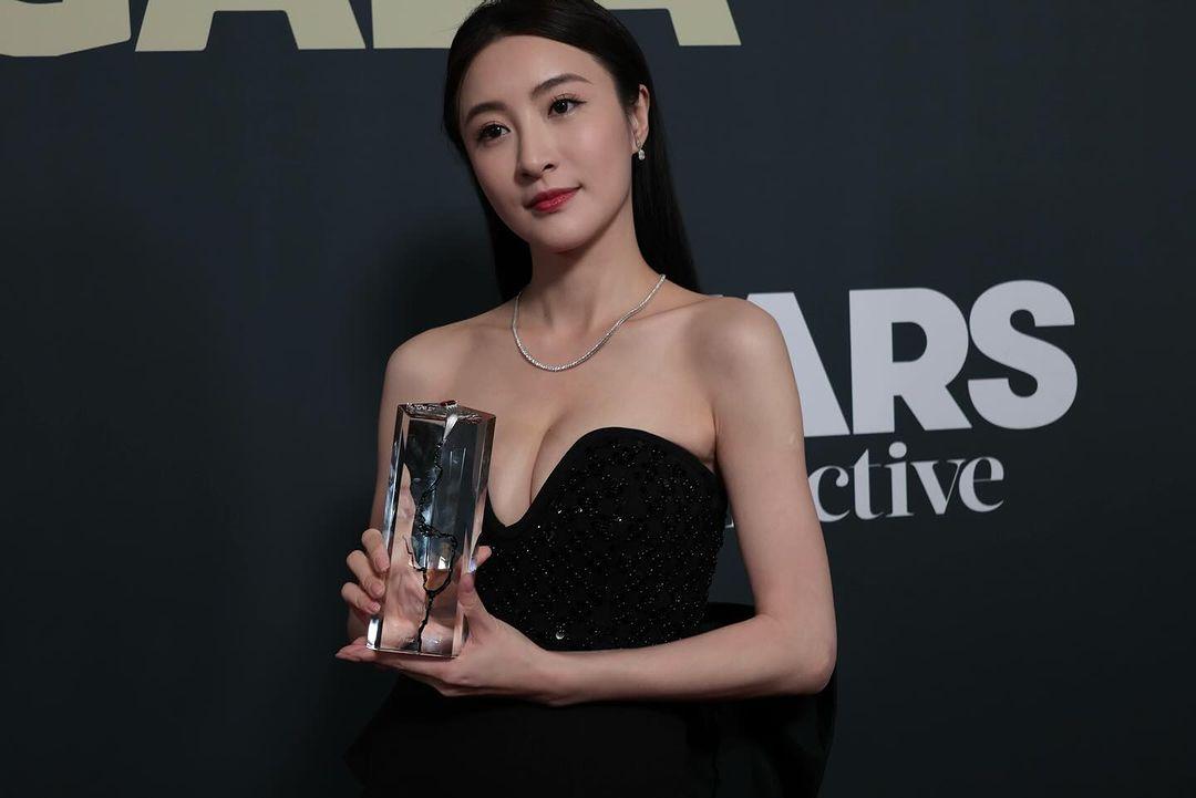 林夏薇以一身黑色超低胸晚裝往美國出席影展,領取亞洲年度最佳影視大獎。