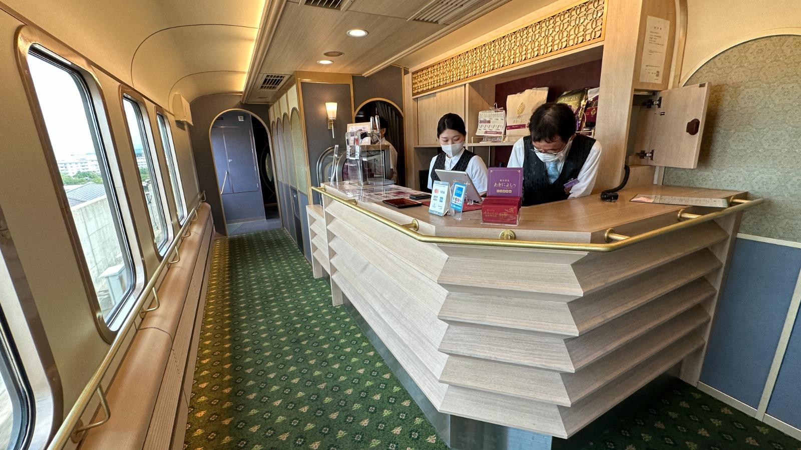 大阪京都奈良自由行|車上亦設吧枱售賣紀念品及小食,還可免費取得乘車證留念。(圖片來源:日本見)