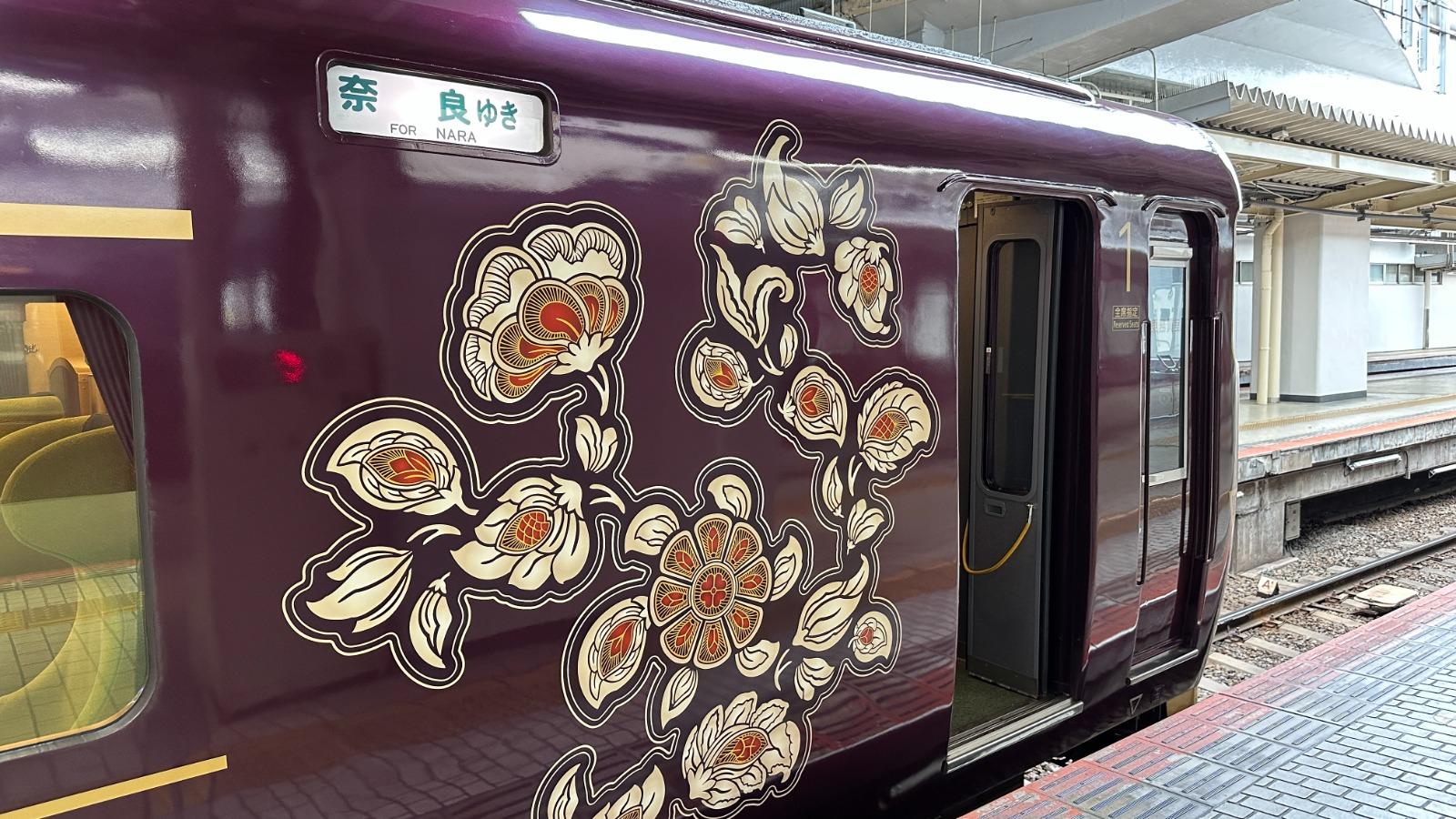 大阪京都奈良自由行|車身的紋樣帶有天平時期的高雅,充滿「奈良之和」之設計美學。(圖片來源:日本見)