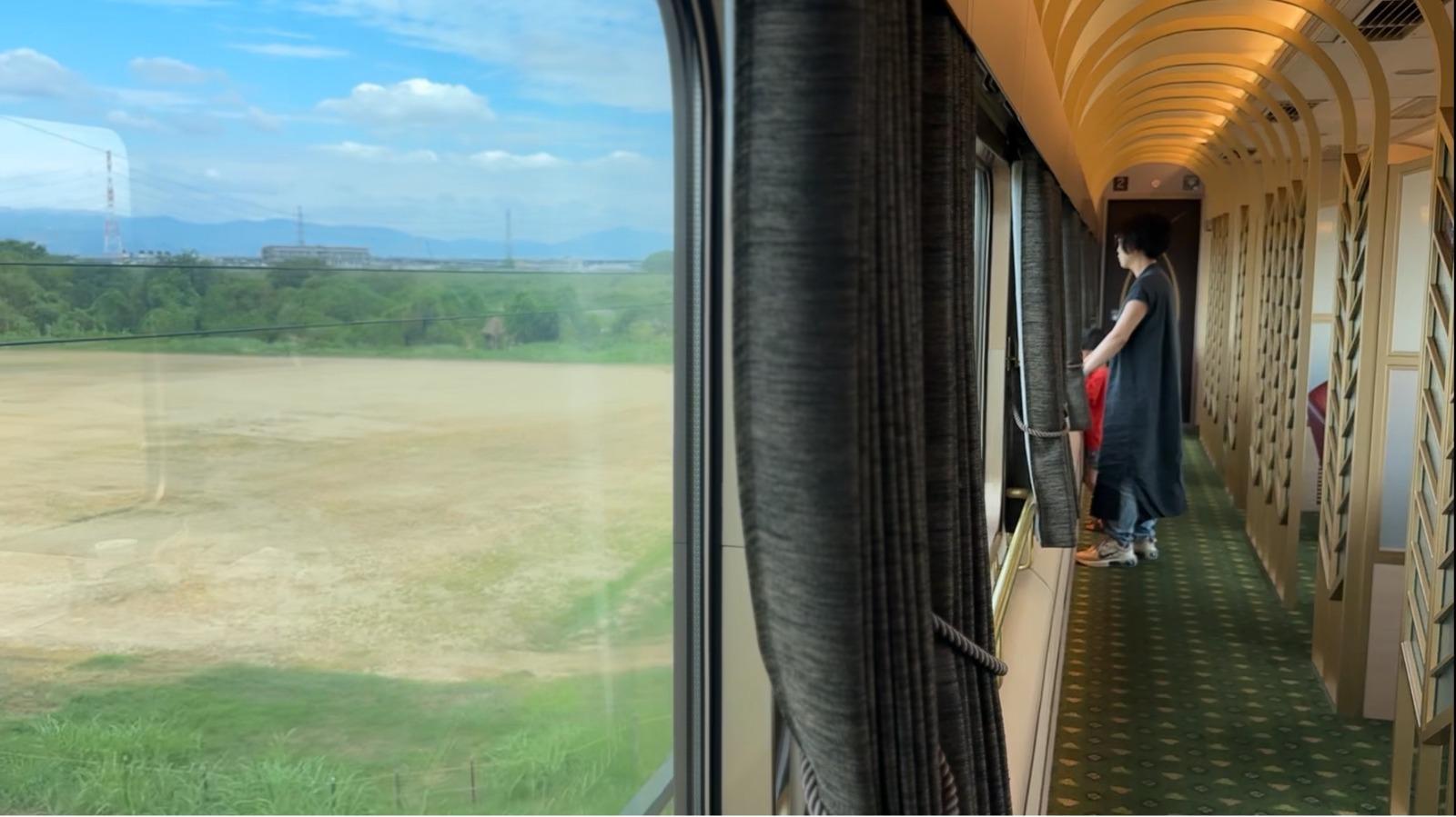 大阪京都奈良自由行|車內有不少眺望窗外景色的空間,讓半小時車程更感豐盛。(圖片來源:日本見)