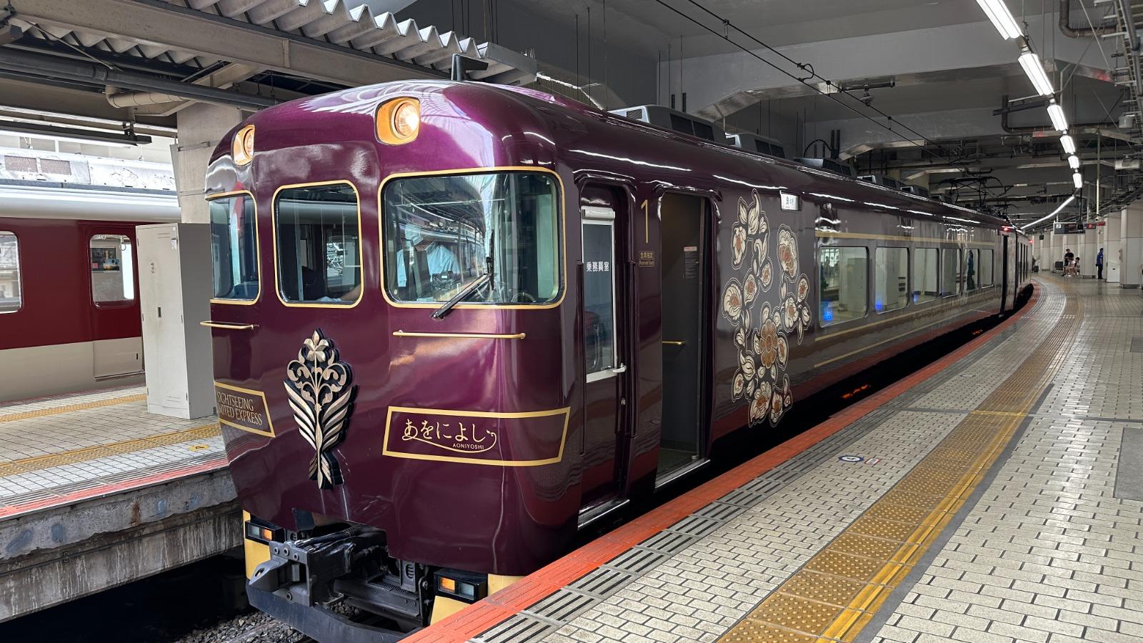 大阪京都奈良自由行|丹青吉號車身使用了象徵天平時代「冠位十二階」的最高級色,車頭的徽章則是象徵吉祥的花喰鳥。(圖片來源:日本見)