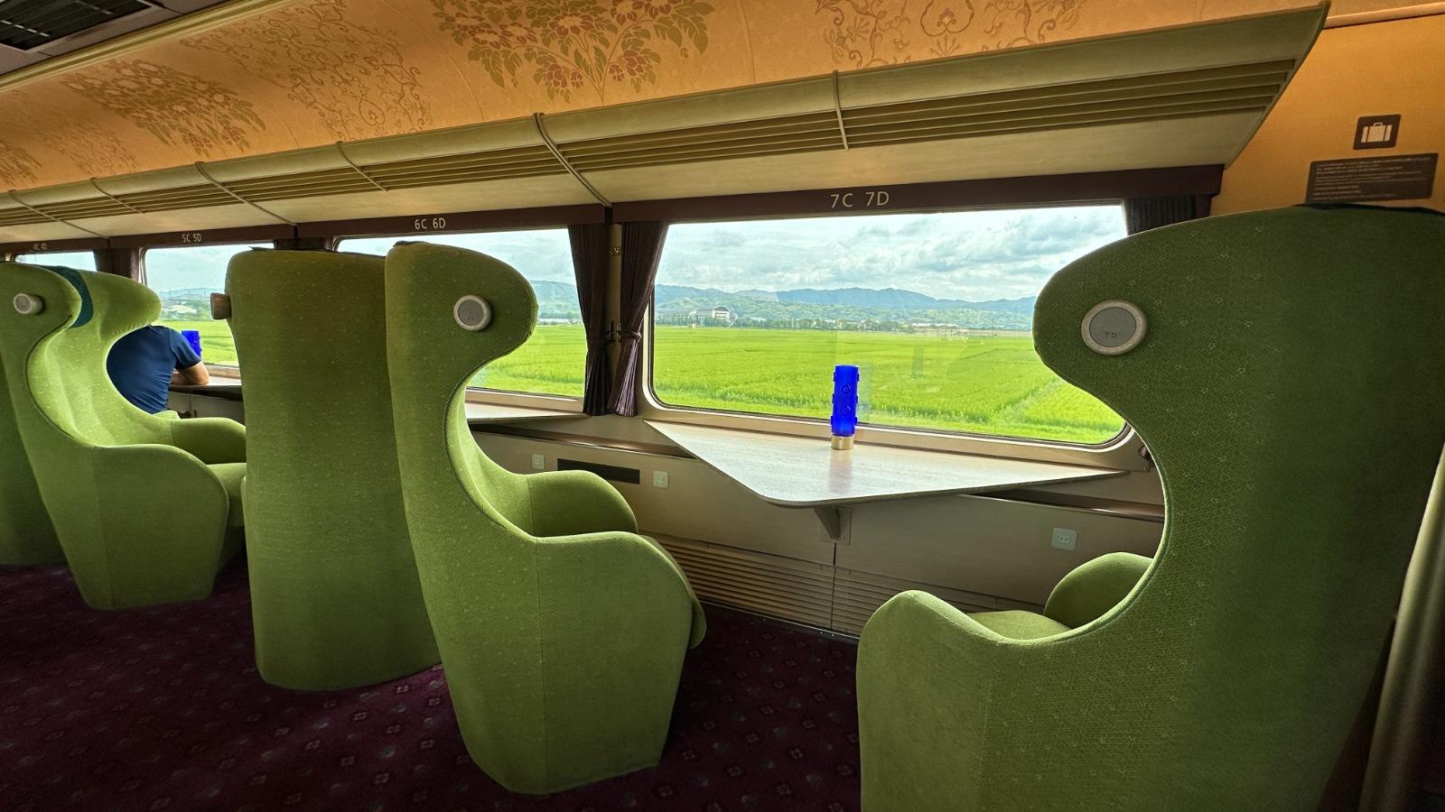 大阪京都奈良自由行|全列車共4卡,3卡為普通車廂,其中一邊的卡位設計為側望車窗,可以直望窗外風景。(圖片來源:日本見)