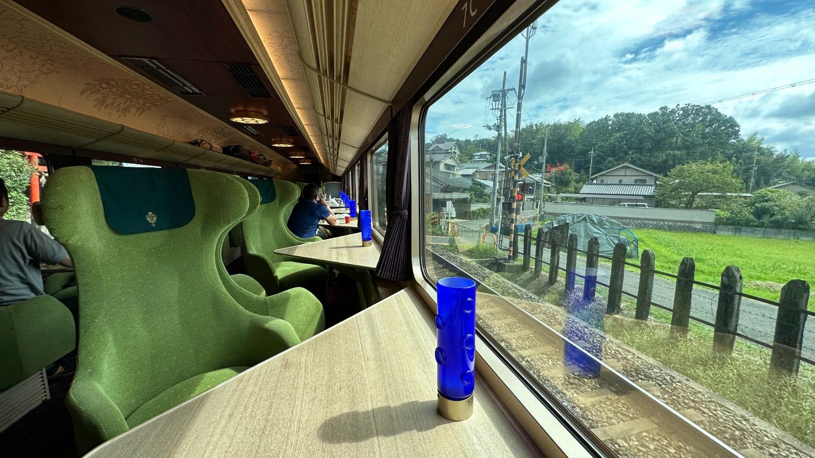 大阪京都奈良自由行|全列車共4卡,3卡為普通車廂,其中一邊的卡位設計為側望車窗,可以直望窗外風景。(圖片來源:日本見)