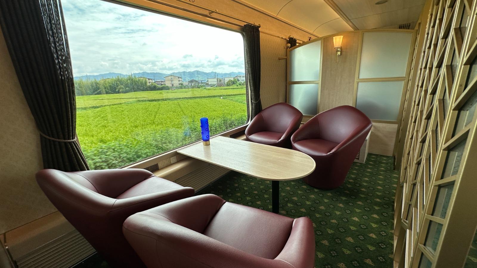 大阪京都奈良自由行|第2卡的沙龍座席,是個半開放包廂,車窗更廣闊,供3-4人一同使用,車費與普通車廂一樣。(圖片來源:日本見)