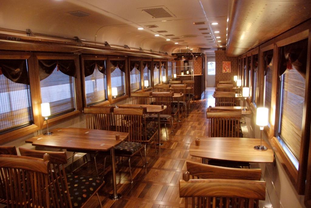 大阪京都奈良自由行|全列車只有30個座位,分二人及四人桌,木質設計的餐車高級又優雅。(圖片來源:PR TIMES/ WILLER TRAINS 株式会社)