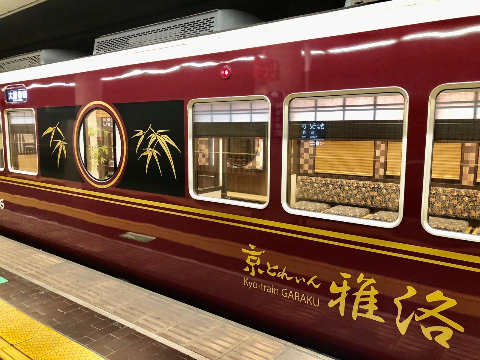 大阪京都奈良自由行|車身有少量嵐山竹林的塗繪。(圖片來源:PR TIMES/ 阪急電車)