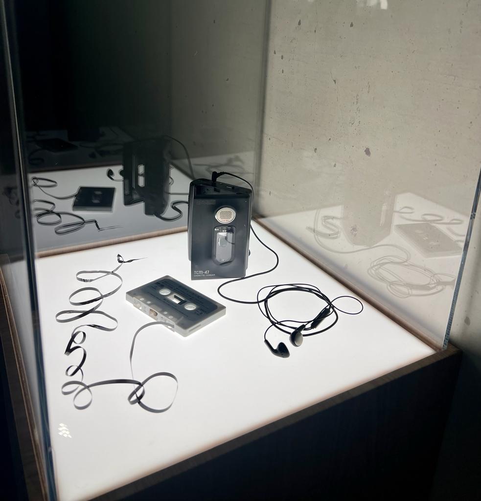 《離別的規矩》MV的卡式錄音機和錄音帶。(羅錦鴻攝)