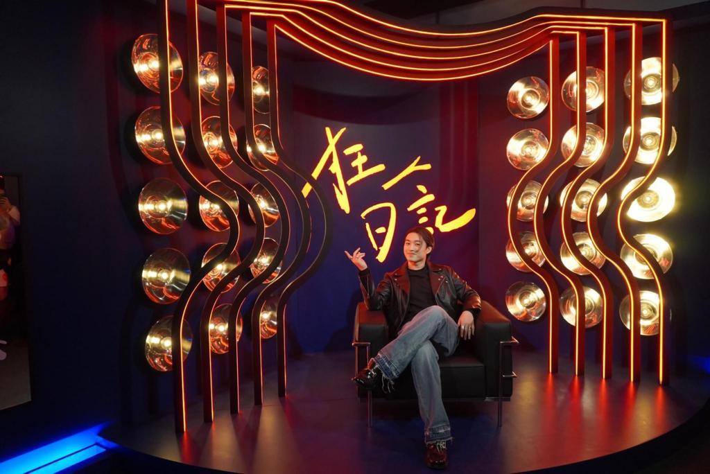 Jer興奮地坐在低音喇叭前的「狂人椅」打卡。