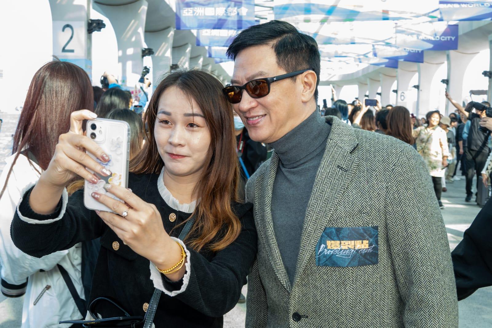 張家輝現身中環碼頭,成為市民的集郵對象。(陳奕釗攝)