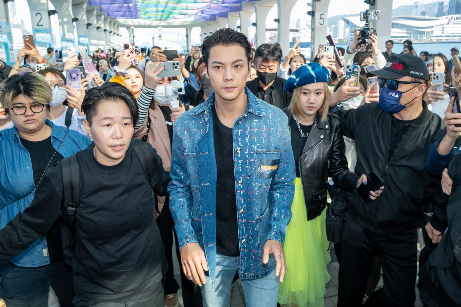 陳偉霆現身中環碼頭,獲大批粉絲包圍。(陳奕釗攝)