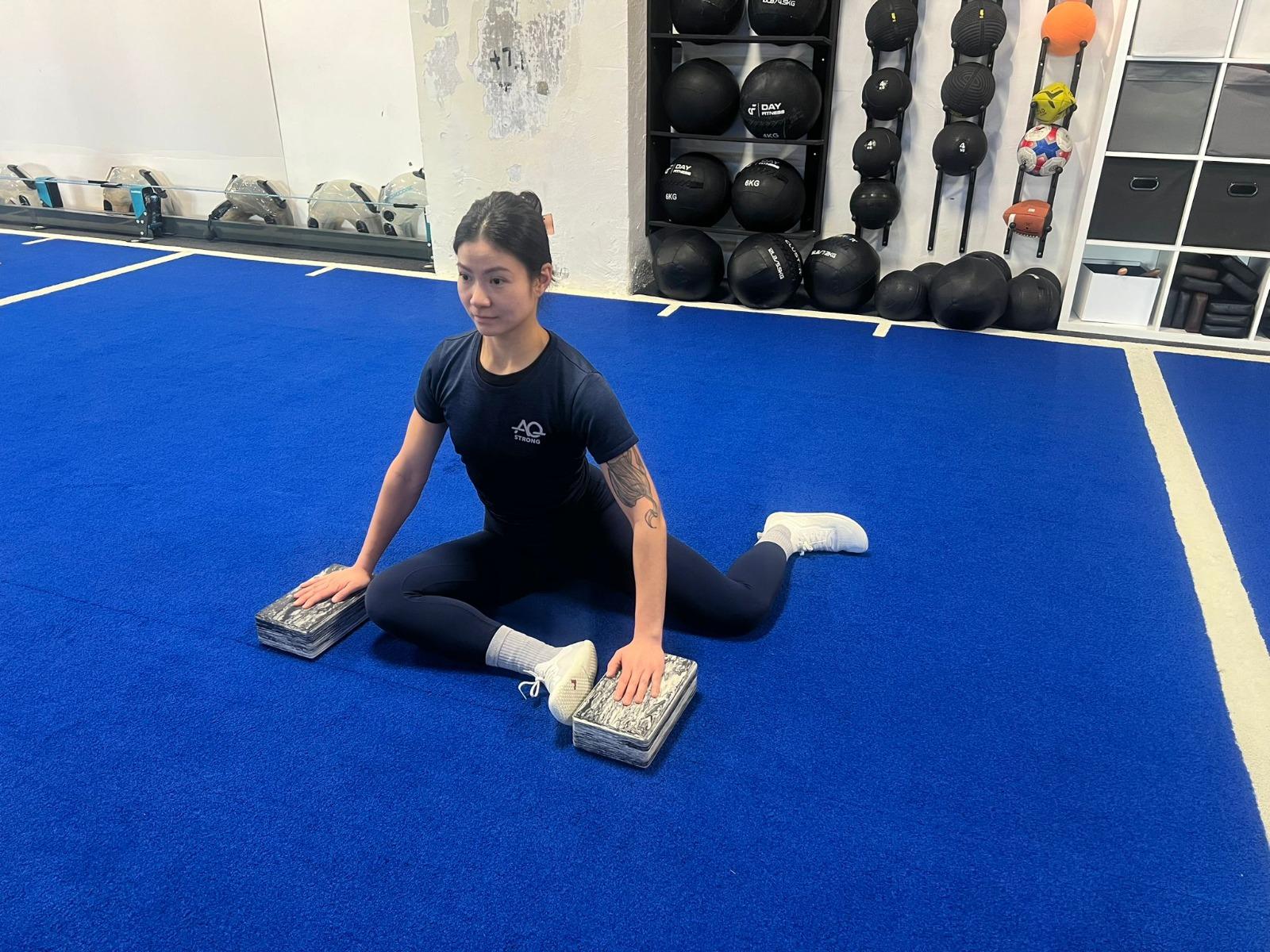 跑步拉筋方法9090向前式,雙腳保持9090姿勢,上半身緩緩向下摺。 儘量用腹部靠近大腿。 小貼士:保持膝蓋貼緊地面 留意上身向下摺時不能「寒背」,嘗試拉長脊椎