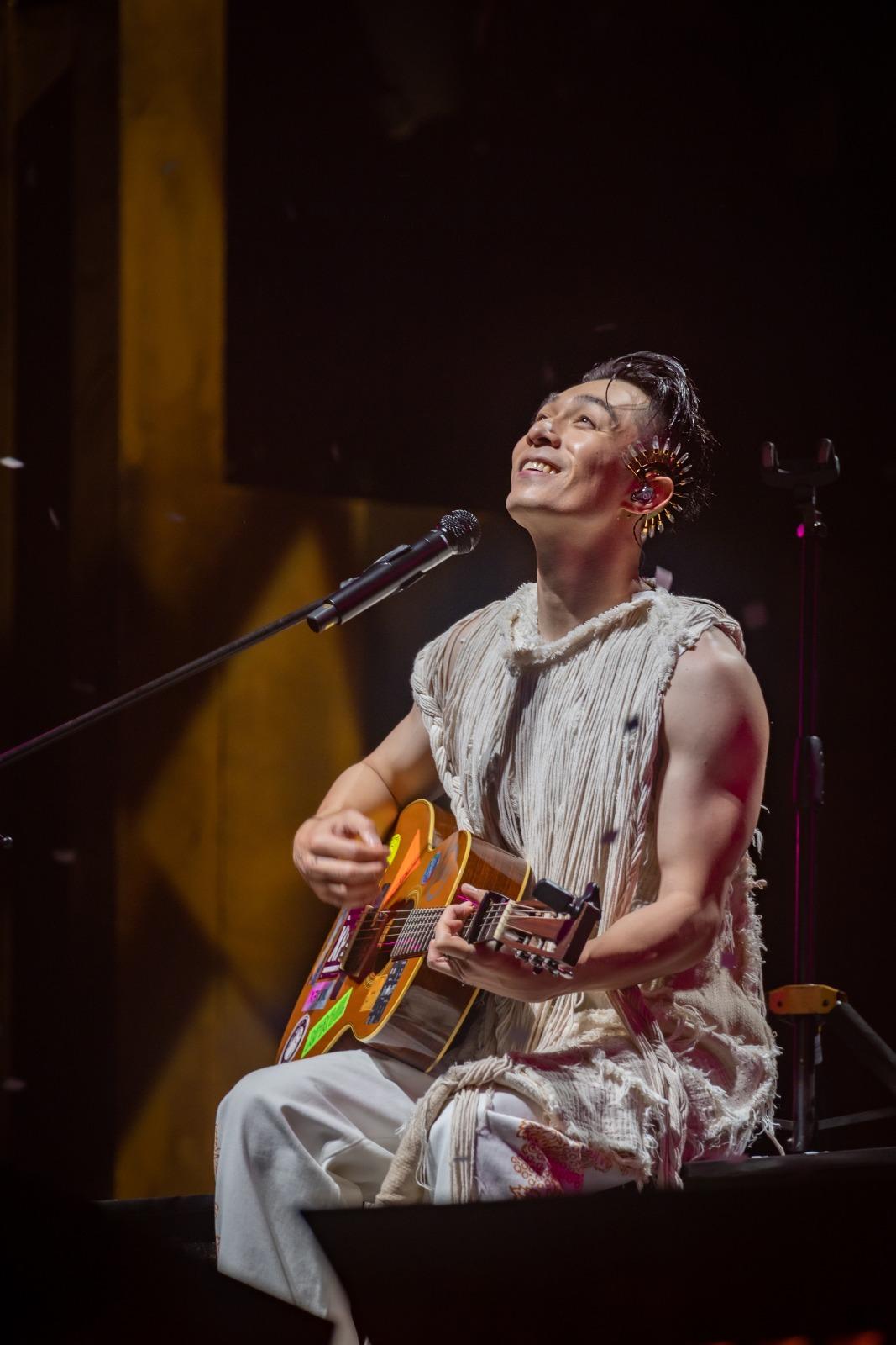 周柏豪演唱會澳門站|柏豪既彈結他及又彈鋼琴