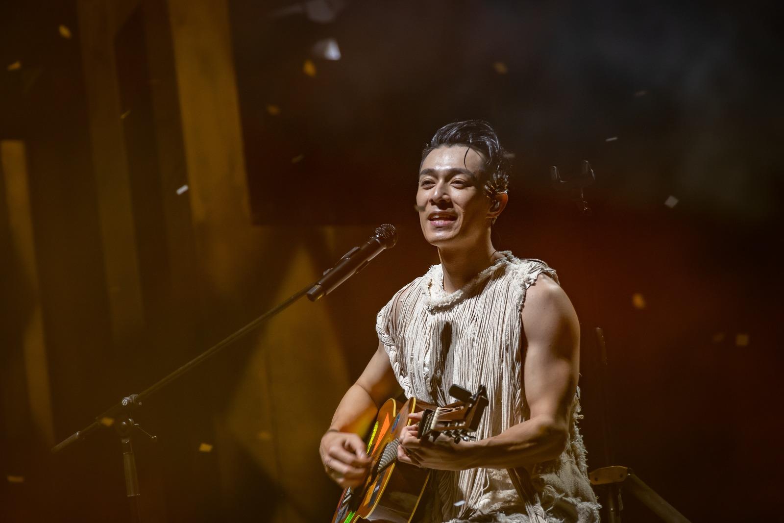 周柏豪演唱會澳門站|憶童年往事感動落淚 仲有唱到此為止