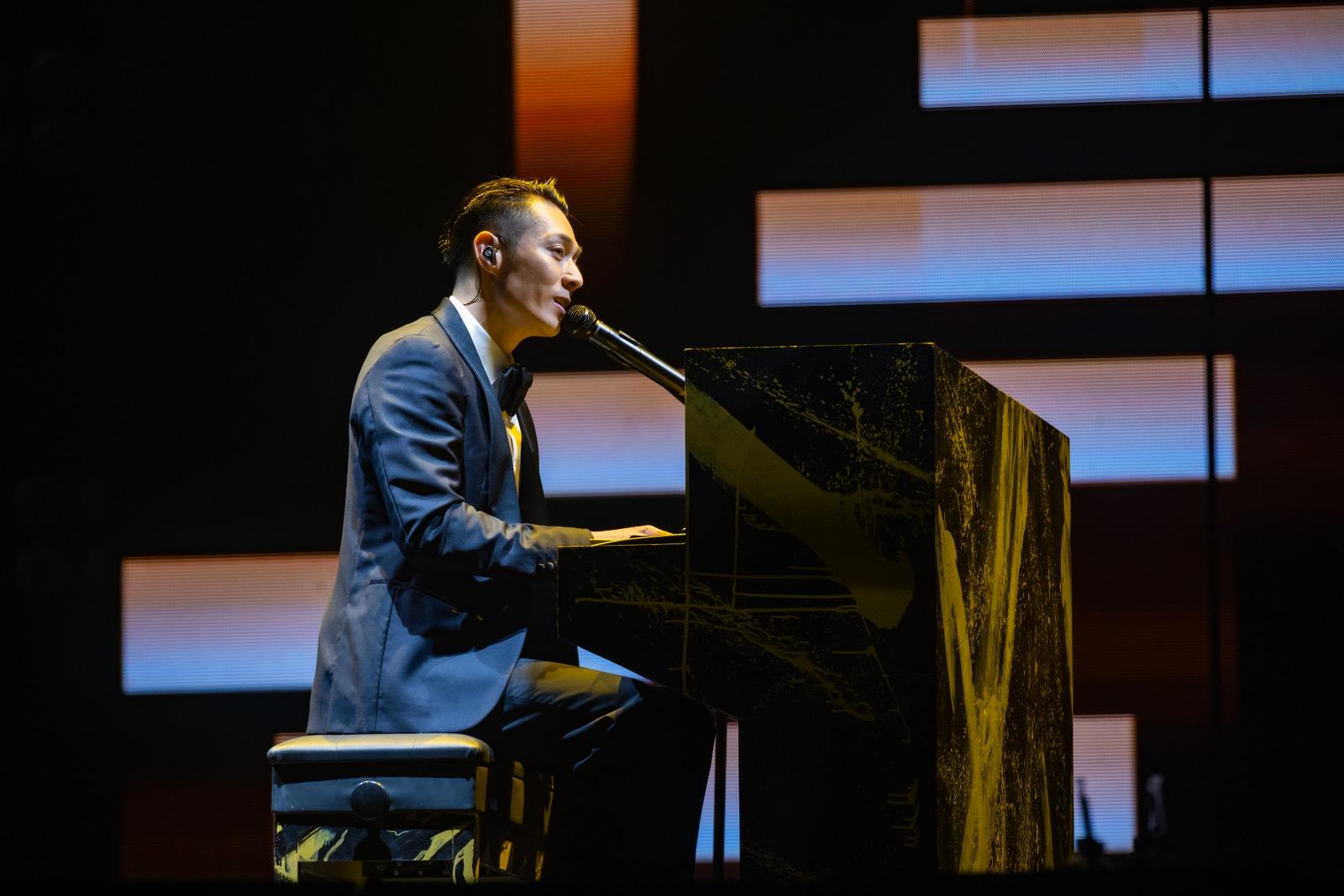 周柏豪演唱會澳門站|柏豪既彈結他及又彈鋼琴