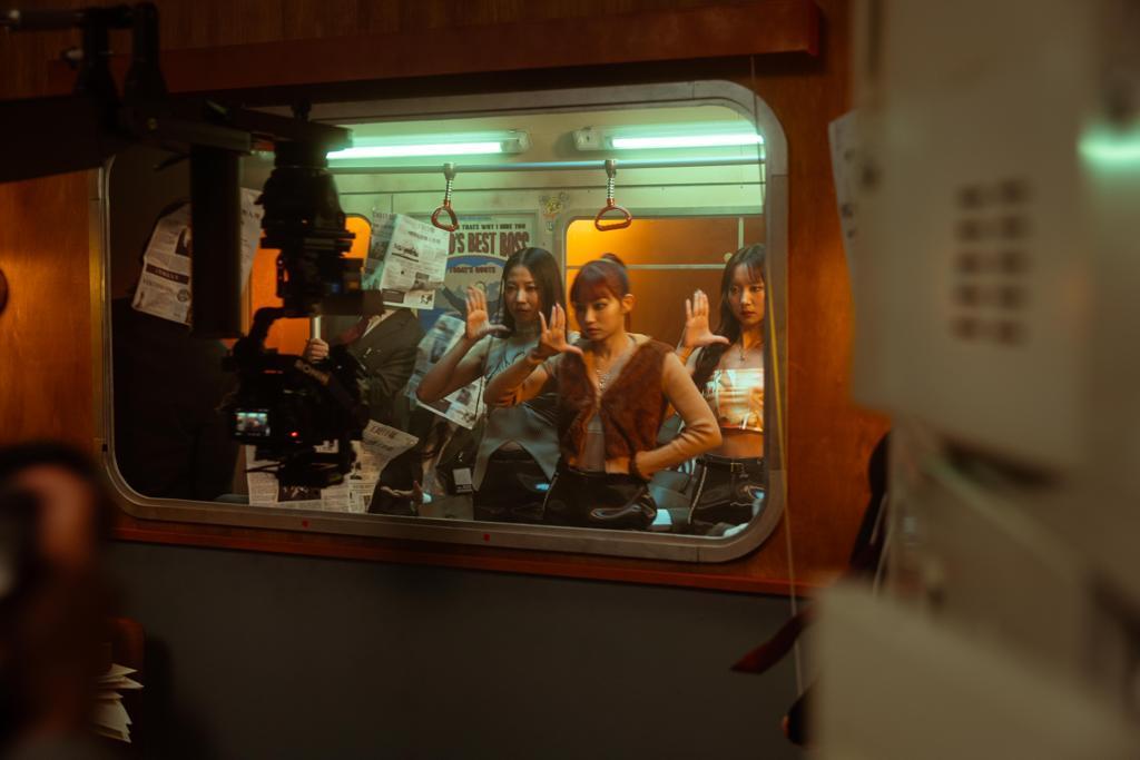 COLLAR成員為壓軸團歌《Atypical》拍MV。