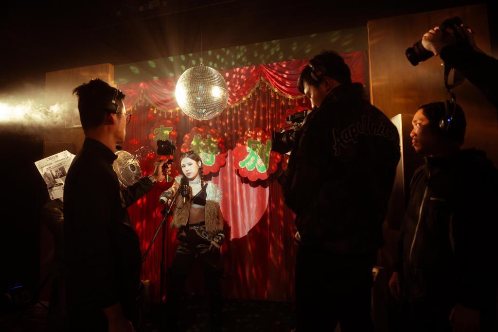 COLLAR成員為壓軸團歌《Atypical》拍MV。