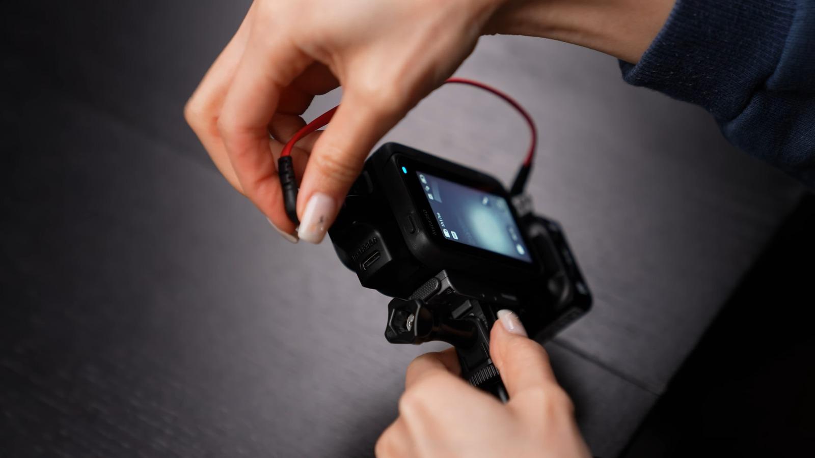 運動相機評測|Insta360 Ace Pro 設Mic adapter