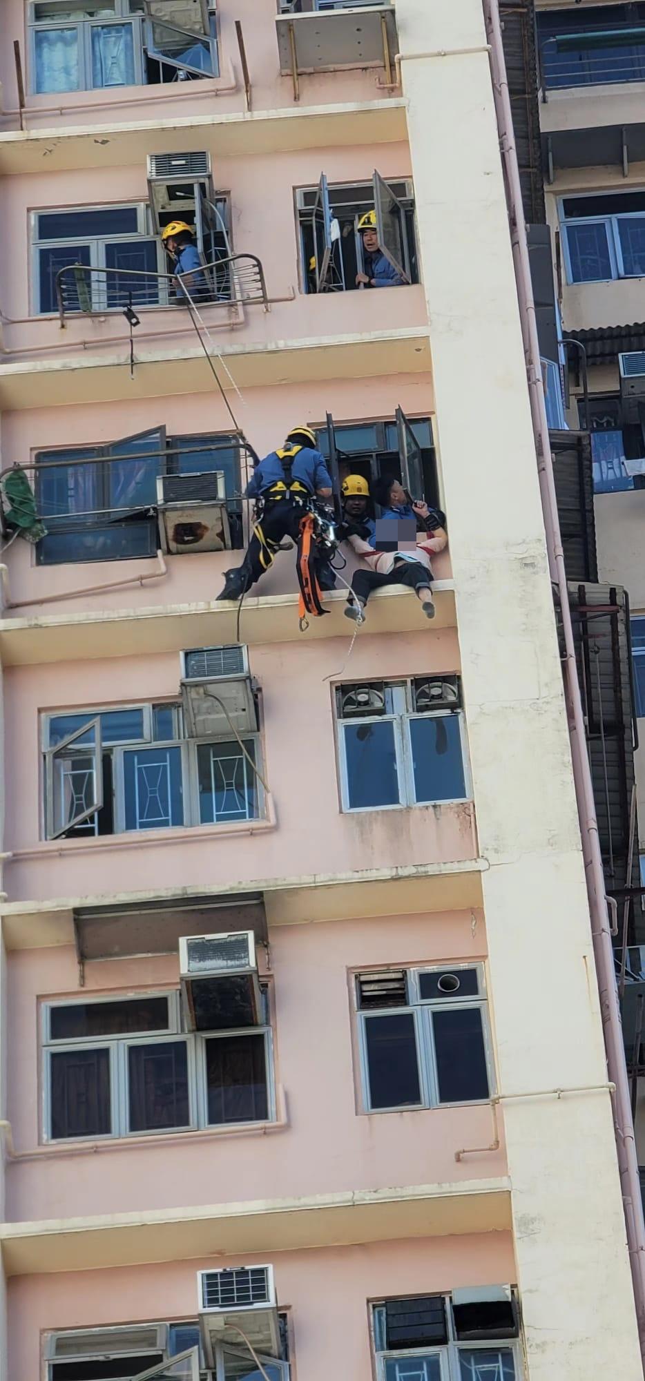 牛頭角老婦危坐大廈窗台 消防「飛將軍」及時救回屋內
