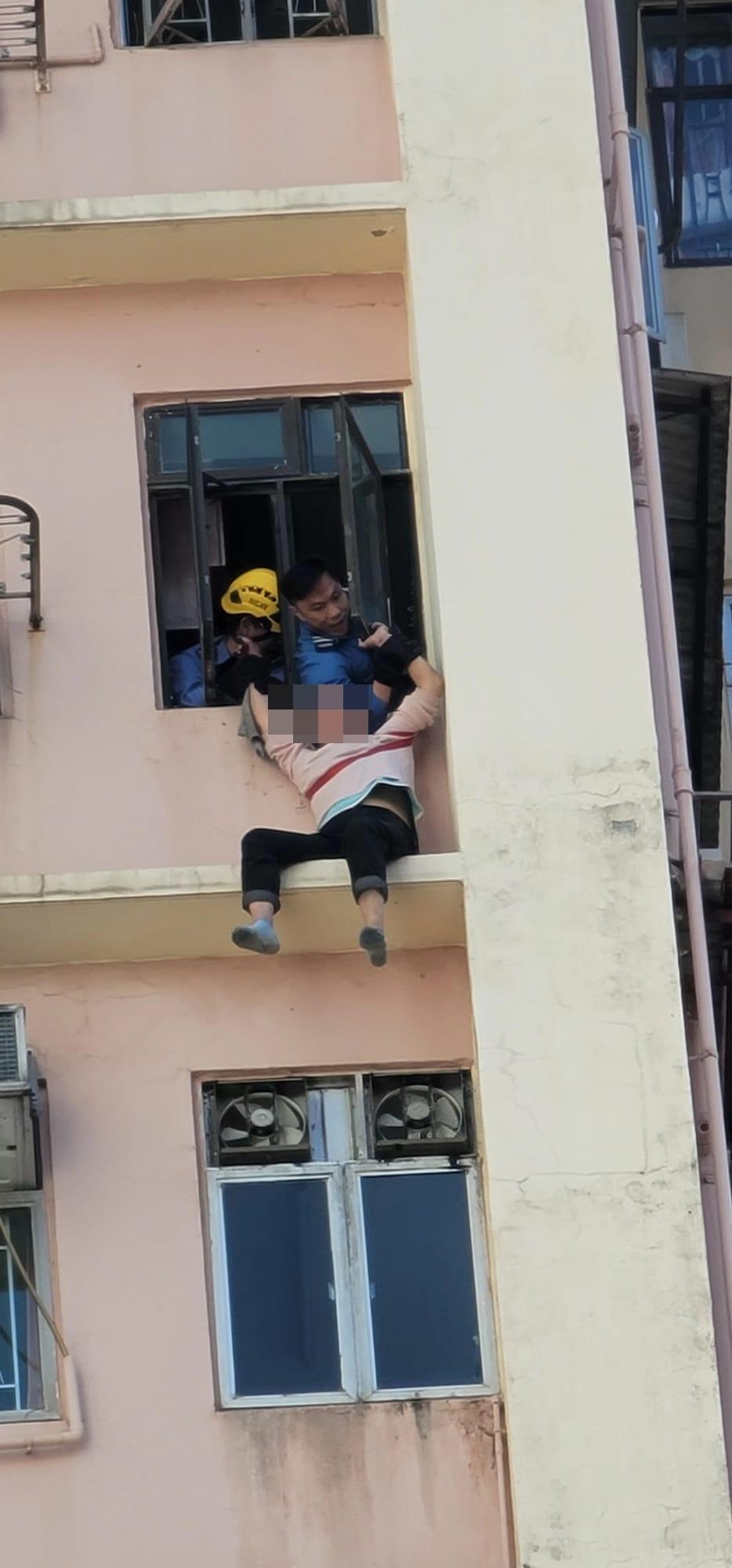 牛頭角老婦危坐大廈窗台 消防「飛將軍」及時救回屋內