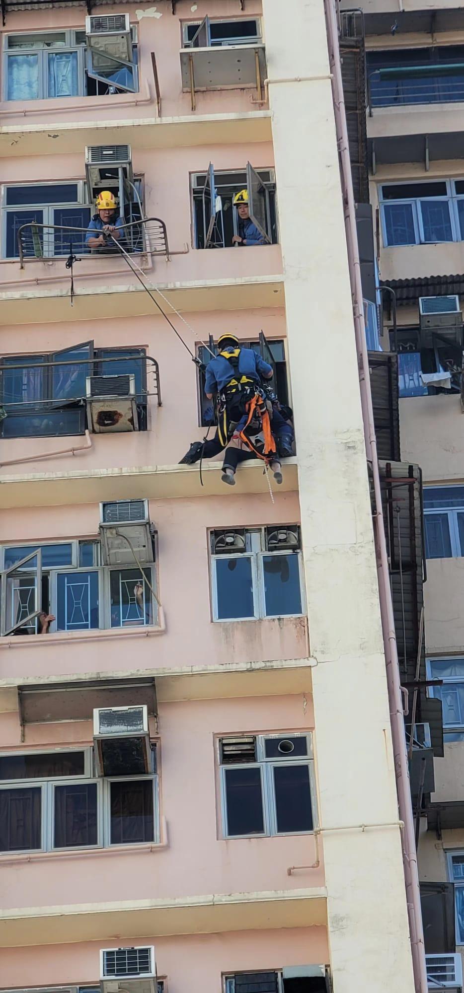 牛頭角老婦危坐大廈窗台 消防「飛將軍」及時救回屋內