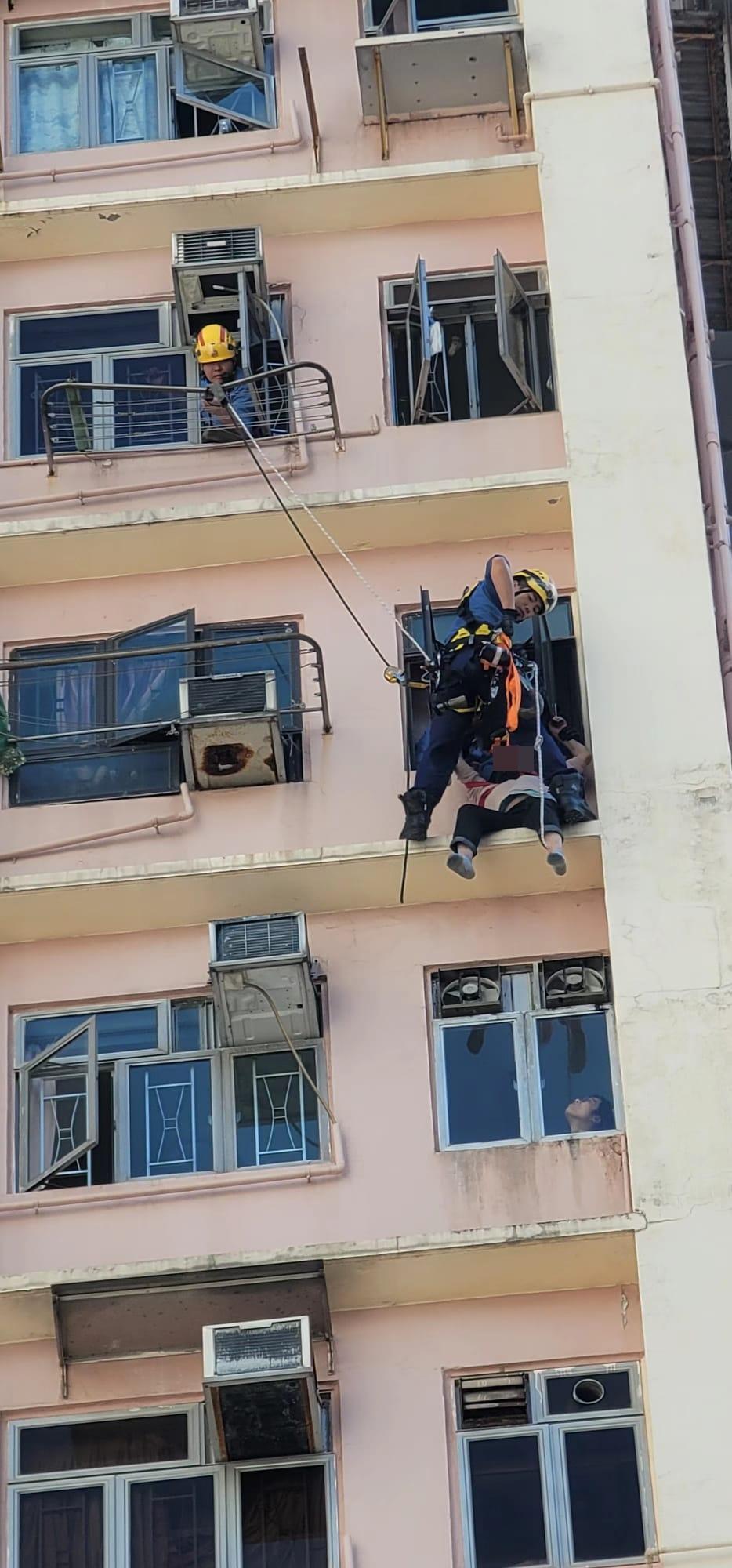 牛頭角老婦危坐大廈窗台 消防「飛將軍」及時救回屋內