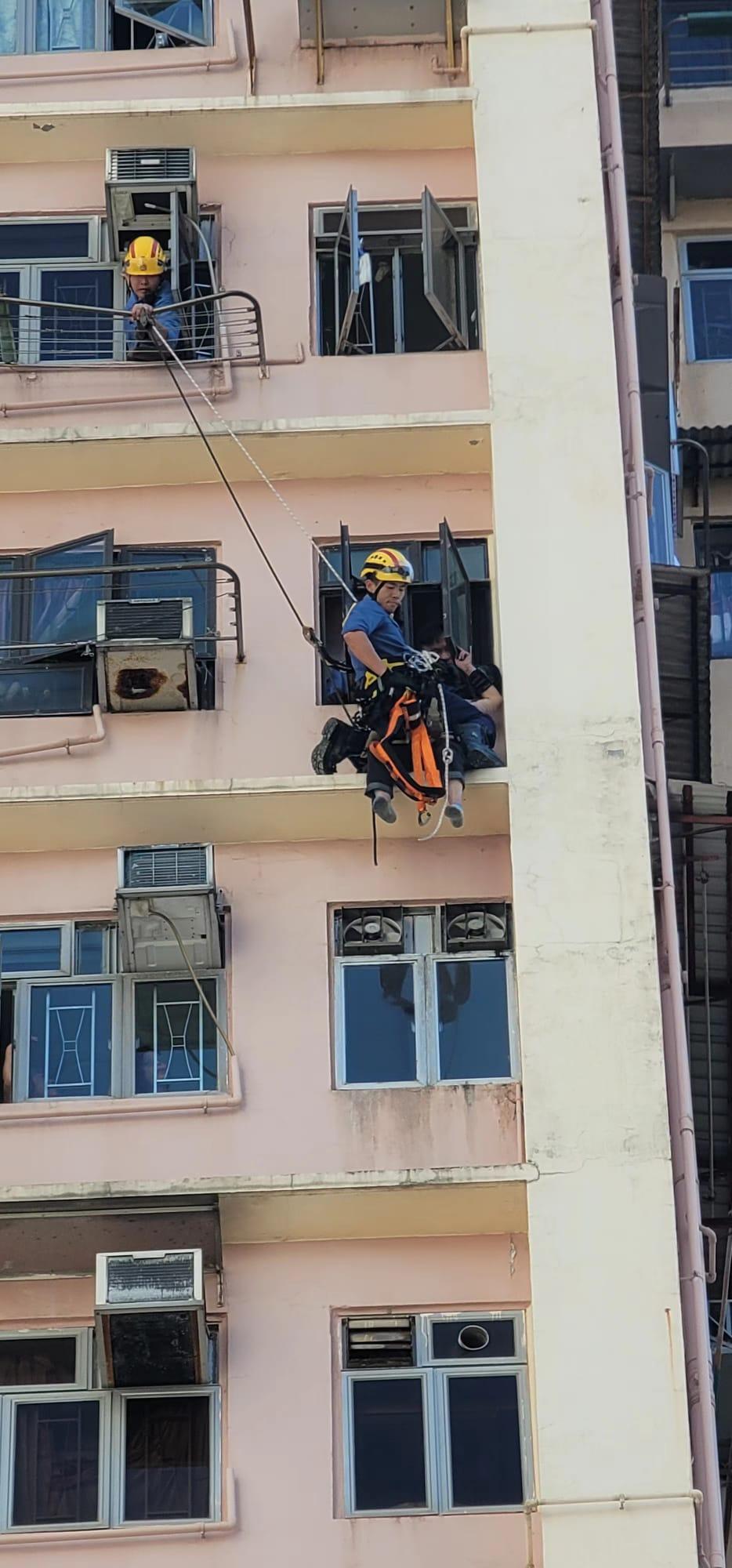 牛頭角老婦危坐大廈窗台 消防「飛將軍」及時救回屋內