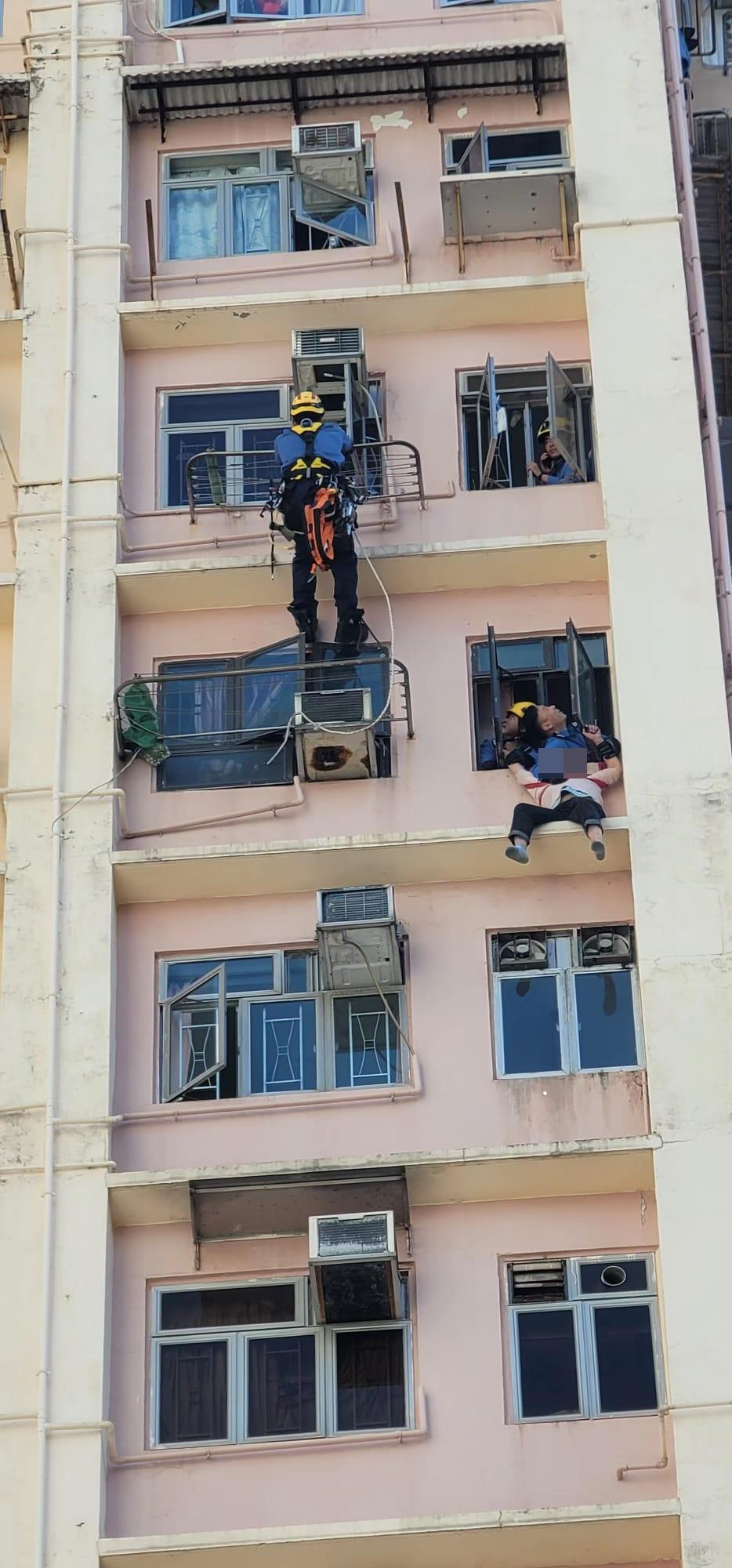 牛頭角老婦危坐大廈窗台 消防「飛將軍」及時救回屋內