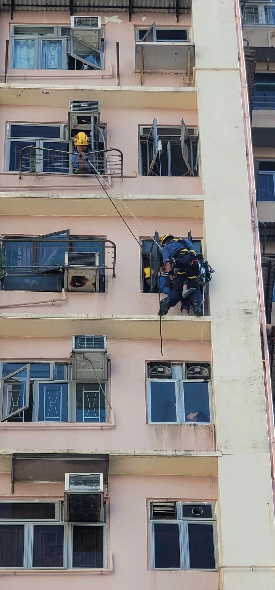 牛頭角老婦危坐大廈窗台 消防「飛將軍」及時救回屋內