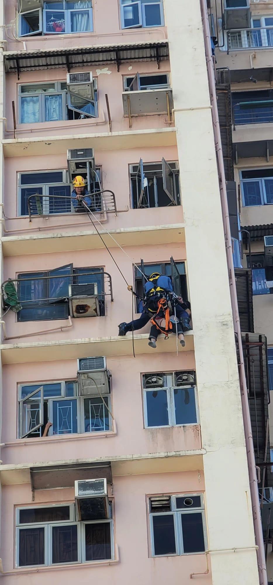 牛頭角老婦危坐大廈窗台 消防「飛將軍」及時救回屋內
