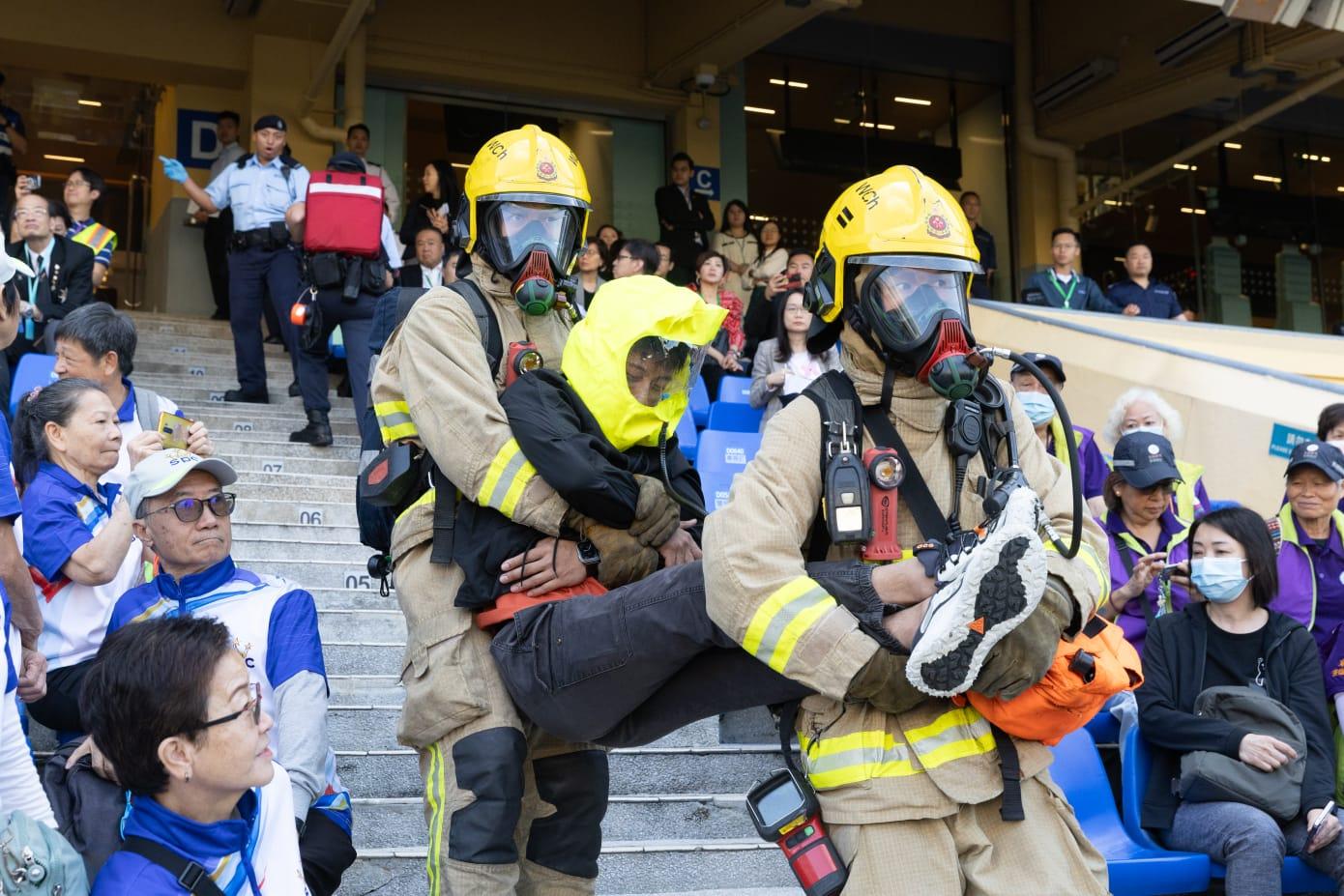 跨部門重大事故聯合演習模擬在跑馬地馬場公眾投注大堂發生大火引致多人受傷,人員展開救援行動,疏散在場人士及為傷者急救等。(蘇文傑攝)